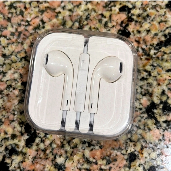 Apple Wired Headphones!! NEW in Box!! - Picture 1 of 3